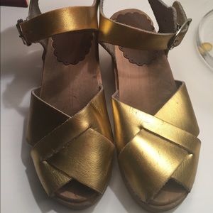 Girls gold open-toed clogs